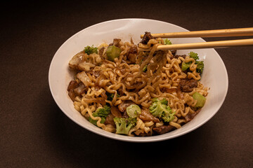 Yakisoba en un bol con trozos de carne 