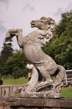 Eine Pferdestatue in Eisborn, einem Stadtteil der Stadt Balve im Sauerland