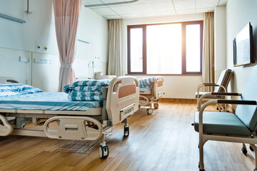 Empty bed in hospital ward - obrazy, fototapety, plakaty