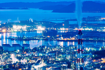Obraz premium 岡山県の水島コンビナート・工場夜景、鷲羽山スカイライン展望台から