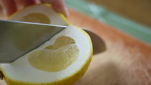 文旦を包丁で切る