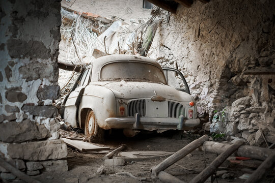 old car in the old abandoned house