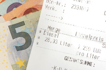 Euro Geldscheine, Quittung einer Tanksteller und teurer Diesel