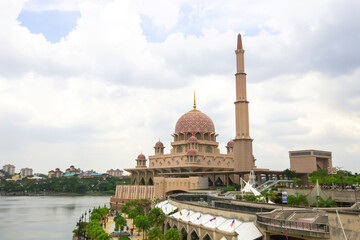 Fototapeta na wymiar View of Putra Mosque or Masjid Putra in Putrajaya, Malaysia. Masjid Putra with its trademark pink domes is one of Putrajaya’s popular landmarks. 