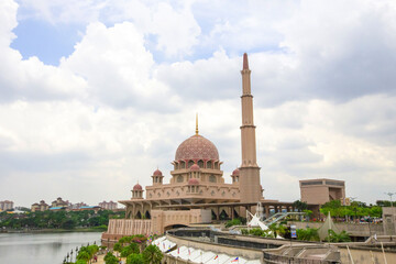 Fototapeta na wymiar View of Putra Mosque or Masjid Putra in Putrajaya, Malaysia. Masjid Putra with its trademark pink domes is one of Putrajaya’s popular landmarks. 