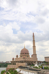 Obraz premium View of Putra Mosque or Masjid Putra in Putrajaya, Malaysia. Masjid Putra with its trademark pink domes is one of Putrajaya’s popular landmarks. 