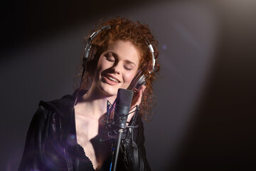 Sängerin singt am Mikrofon Porträt