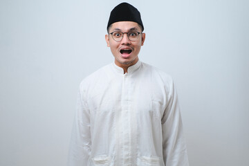 Obraz premium Asian muslim man shocked gesture can not believe of what he sees