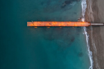 embarcadero en una playa de la ciudad de Marbella en la Costa del Sol, Andalucía