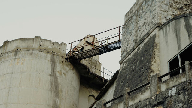 Edificio abandonado en una cementera en ruinas.