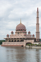 Fototapeta na wymiar The Putra Mosque in Putrajaya, Malaysia