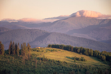 Obraz premium beautiful landscape of mountains and houses, against the backdrop of the mountains Ukraine Carpathians