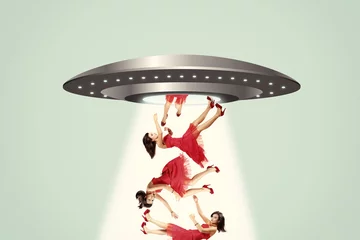 Poster UFO. Mensen worden ontvoerd op een vliegende schotel. Collage, hedendaagse kunst © Khorzhevska