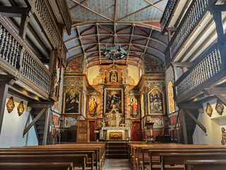 Interior e altar da Igreja de Nossa Senhora da Assunção em Louhossoa no País Basco francês