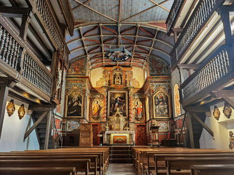 Interior e altar da Igreja de Nossa Senhora da Assun&ccedil;&atilde;o em Louhossoa no Pa&iacute;s Basco franc&ecirc;s
