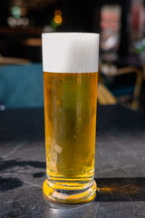 Ein volles Bierglas auf einer Terrasse