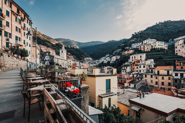 Obraz premium view of the town of riomaggiore by the sea in italy 