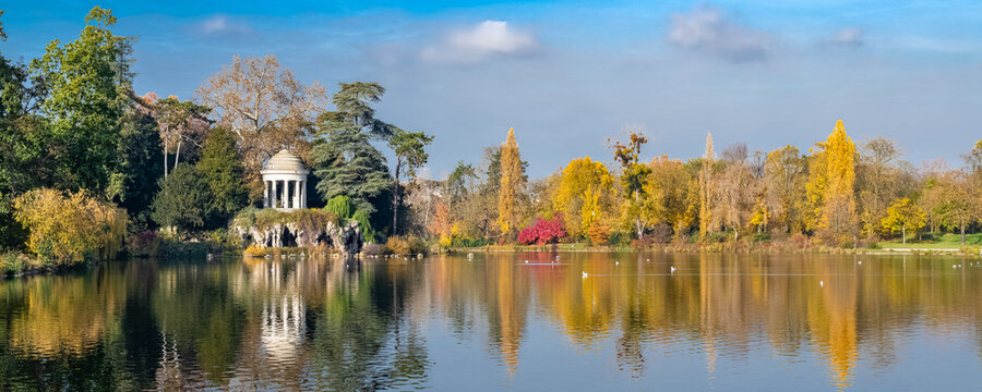 Vincennes, the temple of love on the Daumesnil lake