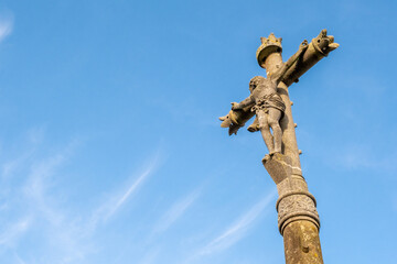 Fototapeta premium Croix en pierre sous le ciel bleu