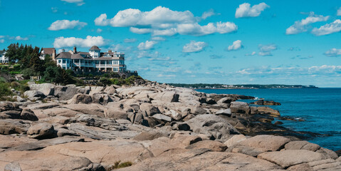 Scenic view of the seaside Castle Hill Inn against blue cloudy sky background © Kyle Fossé/Wirestock Creators