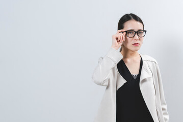 眼鏡をかけたクールなビジネスウーマン