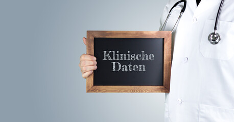 Klinische Daten. Arzt zeigt Begriff auf einem Holz Schild. Handschrift auf Tafel