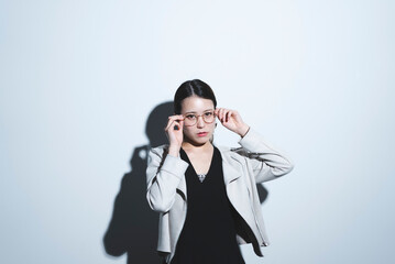 眼鏡をかけたクールなビジネスウーマン