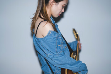 女性ギタリスト