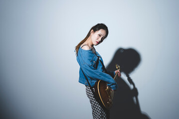 女性ギタリスト