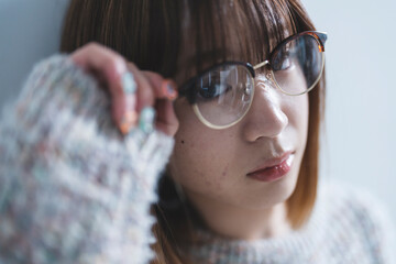 眼鏡をかけた若い女性