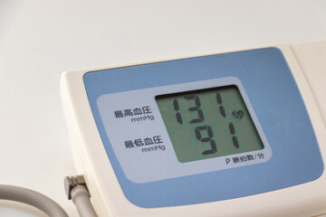 血圧計の液晶画面で測定結果をチェックする
