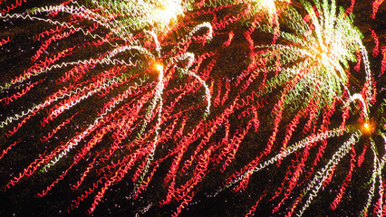 Feu d'artifice du 14 Juillet.  Le vent crée des effets de zigzag sur les filaments lumineux