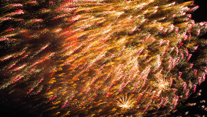 Feu d'artifice du 14 Juillet.  Le vent crée des effets de zigzag sur les filaments lumineux