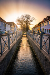 Obraz premium Weilheim in Oberbayern, Weilheim, Oberbayern, Bayern, Obere Stadt, Stadt, Bach, Deutschland