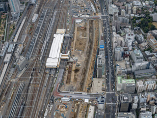 Fototapeta premium 高輪ゲートウェイ駅と発掘工事