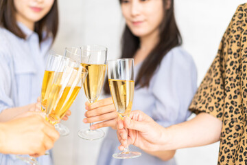 パーティーで乾杯をする若い男女
