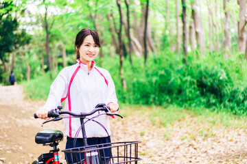 Obraz premium 自然の中でサイクリングを楽しむ若い女性