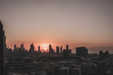 Fototapeta na wymiar Dubai Skyline zum Sonnenuntergang