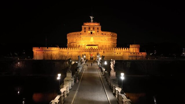 Roma, il ponte di Castel Sant'Angelo con i turisti.
Ripresa aerea notturna del famoso ponte sul fiume Tevre.