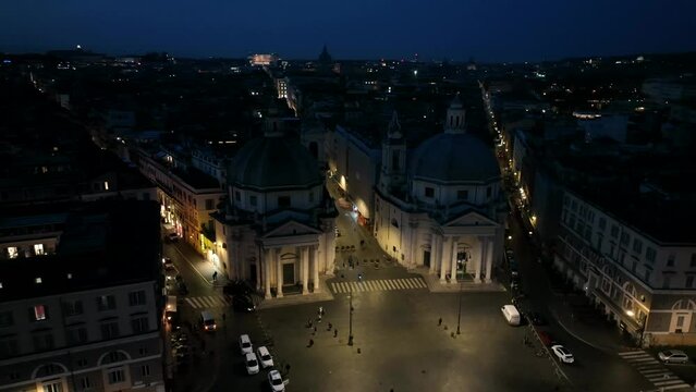 Notte, piazza del Popolo a Roma, Italia.
Vista aerea notturana del Tridente con via del Corso al centro.
