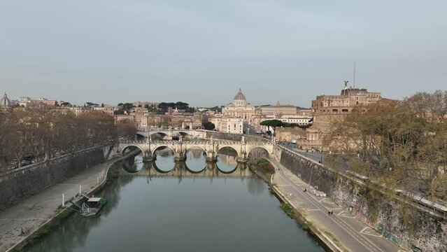 Riflessi sul fiume Tevere a Roma, il ponte di Castel Sant'Angelo.
Ripresa aerea del pi&ugrave; famoso ponte sul fiume Tevre.