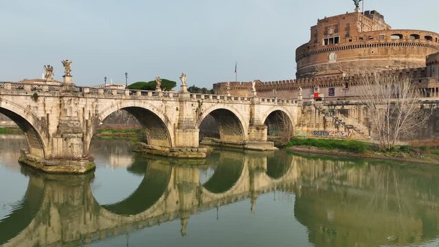 Riflessi sul fiume Tevere a Roma, il ponte di Castel Sant'Angelo.
Ripresa aerea del pi&ugrave; famoso ponte sul fiume Tevre.