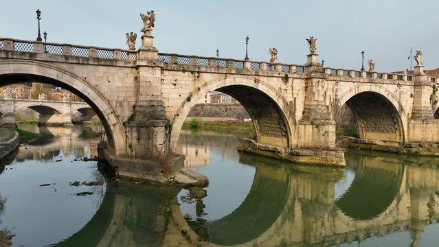 Riflessi sul fiume Tevere a Roma, il ponte di Castel Sant'Angelo.
Ripresa aerea del pi&ugrave; famoso ponte sul fiume Tevre.