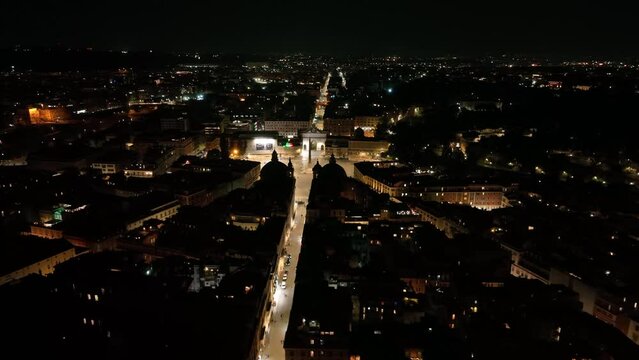 Notte, piazza del Popolo a Roma, Italia.
Vista aerea notturana del Tridente con via del Corso al centro.

