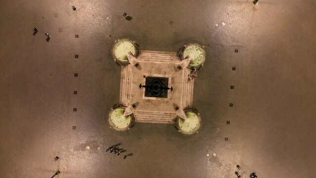 La fontana di Piazza del Popolo a Roma, Italia.
Ripresa aerea zenitale dell'obelisco e della fontana dei Leoni.