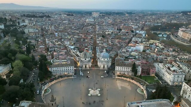 Il centro storico di Roma, Italia. Giorno.
Vista aerea con drone. Panoramica di piazza del Popolo, il Tridente, via del Corso all'alba.