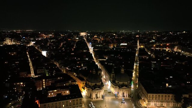 Notte, piazza del Popolo a Roma, Italia.
Vista aerea notturana del Tridente con via del Corso al centro.
