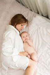 karmienie piersią - rodzicielstwo bliskości - mama z synkiem niemowlakiem  - obrazy, fototapety, plakaty
