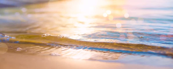 Poster Abstracte Blured zomervakantie achtergrond. Bokeh-zonsonderganglicht op het strand van de zomerzee © Konstiantyn
