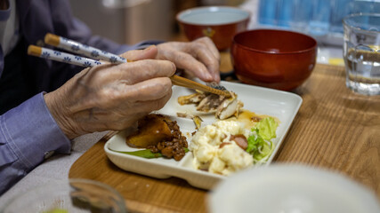 食事をする高齢者